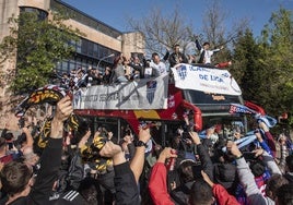 La plantilla de la Gimnástica celebra el ascenso por las calles de Segovia