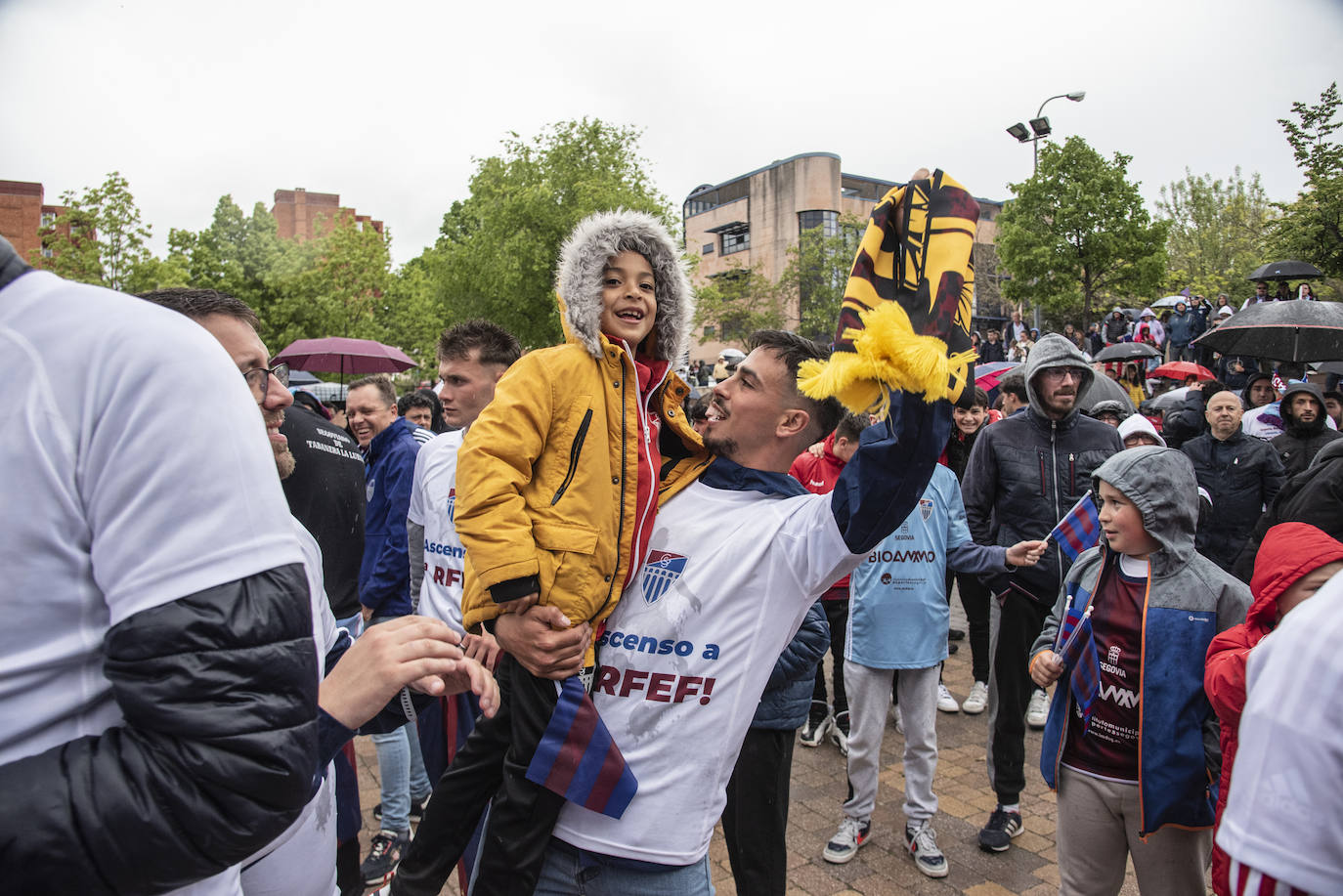 Las fotos de la celebración del ascenso en la plaza de la Segoviana