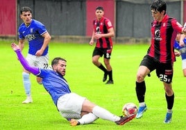 Simal se lanza al suelo para cortar un ataque de Juan.