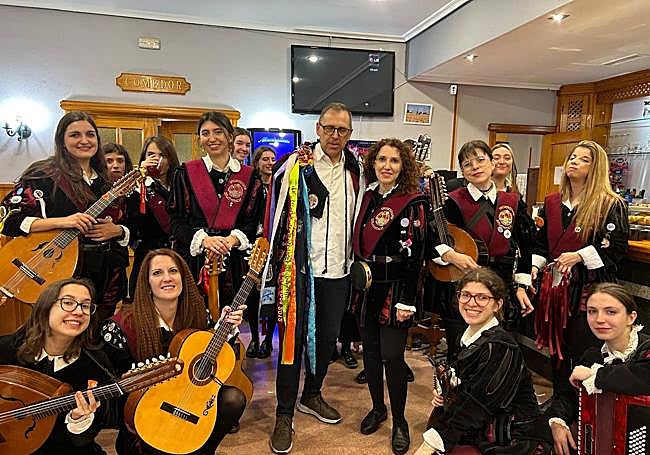 Las integrantes de la tuna femenina de la Universidad de Salamanca rondando a un vecino de Villanubla