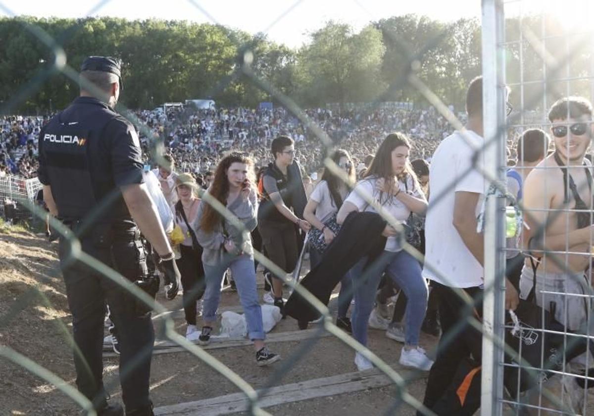 Un policía nacional vigila los accesos al recinto en una pasada fiesta de la ITA.