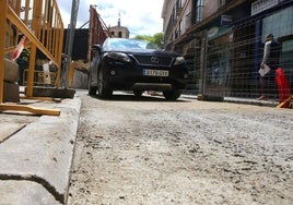 Un coche circula por el hormigón de la calle Buitrago tras la reapertura de la calle.