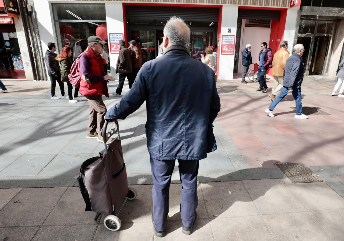 Supermercado en el Paseo de Zorrilla de unas de las cadenas adheridas al programa de tarjetas monedero contra la pobreza.