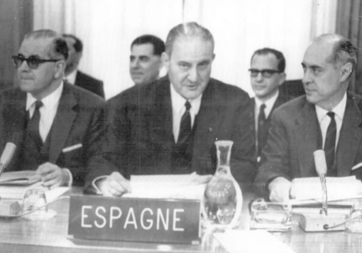 Imagen principal - Arriba, el ministro de Asuntos Exteriores, Fernando María Castiella, en una reunión de la OECE en París en los años 60; el príncipe Juan Carlos saludando a Jean Rey, presidente de la CEE, en 1969, y portada del libro.