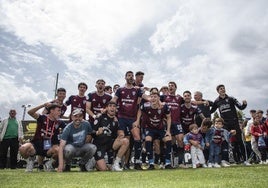 Jugadores de la Segoviana celebran con Ramsés y varios familiares el ascenso.