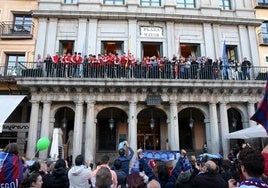 Aficionados aplauden a los jugadores de la Gimnástica Segoviana.