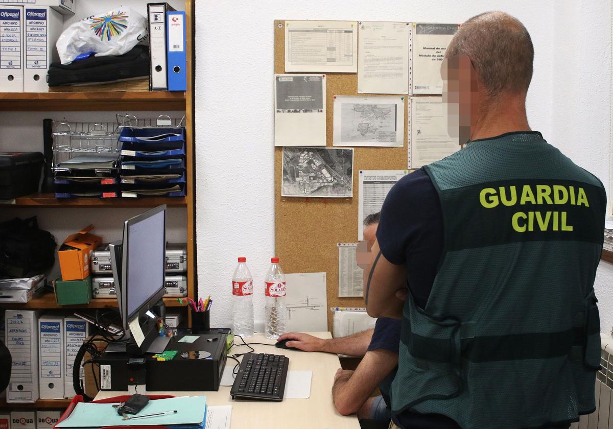 Un agente del equipo Roca de la Guardia Civil de Segovia.