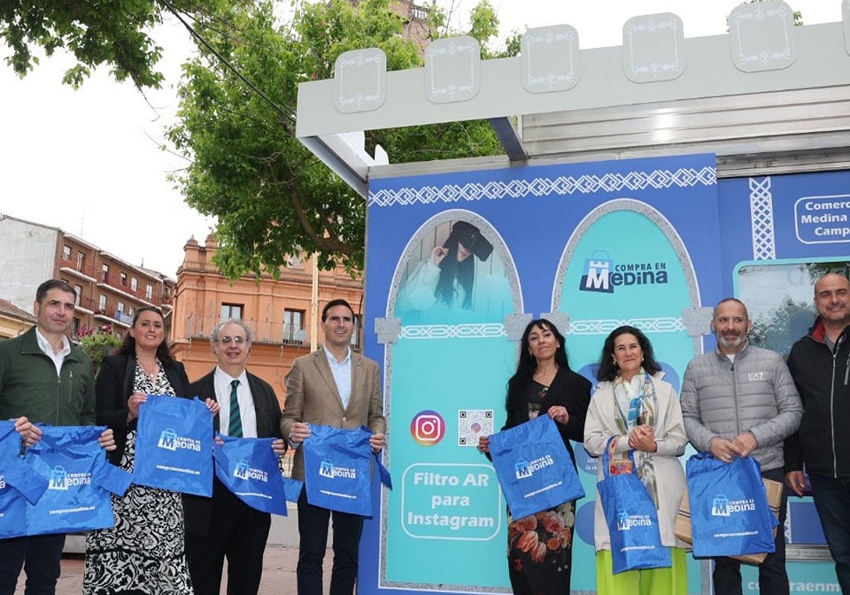 Miembros de la corporación municipal y de la Cátedra de Comercio junto al quiosco