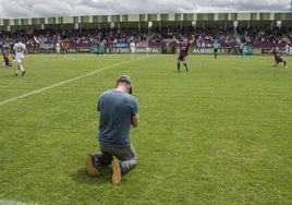 Ramsés se arrodilla sobre el césped mientras varios jugadores gimnásticos celebran al fondo.