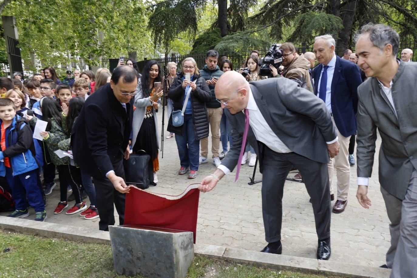 Inauguración de la escultura del poeta indio Tagore en Valladolid