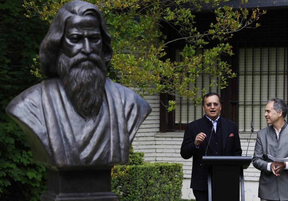 Inauguración de la escultura del poeta indio Tagore en Valladolid