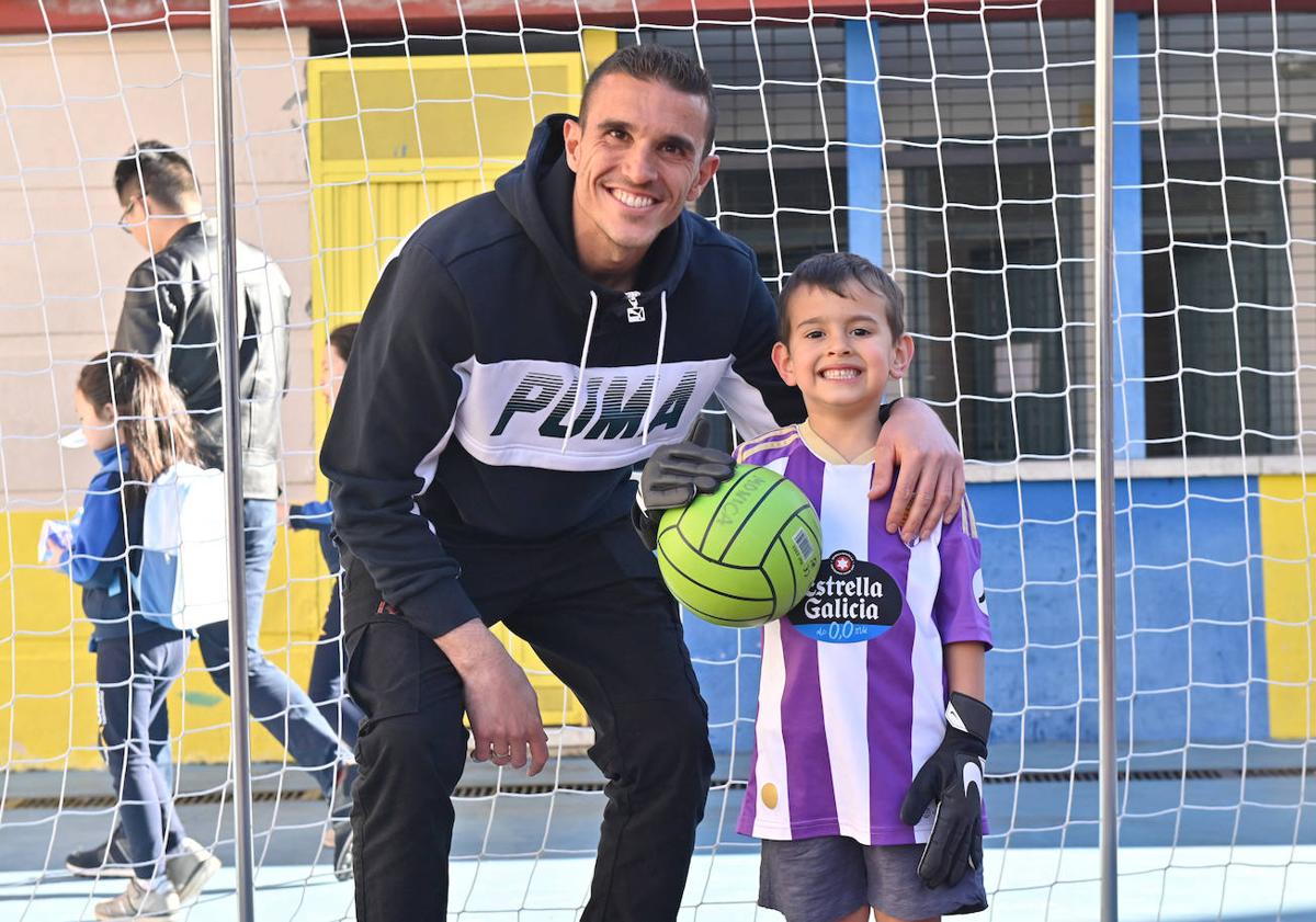 Imagen principal - Con Jordi Masip, padre de un escolar de La Salle; Waldo, en la celebración del gol ante el Athletic el 5 de mayo de 2019 y en el coche patrulla cantando el himno del Pucela.