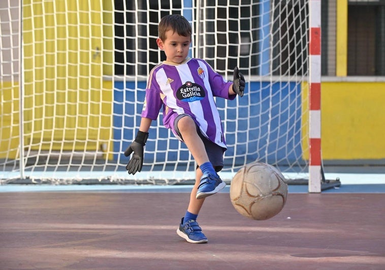 El pequeño César García, de 5 años, en el patio del colegio La Salle