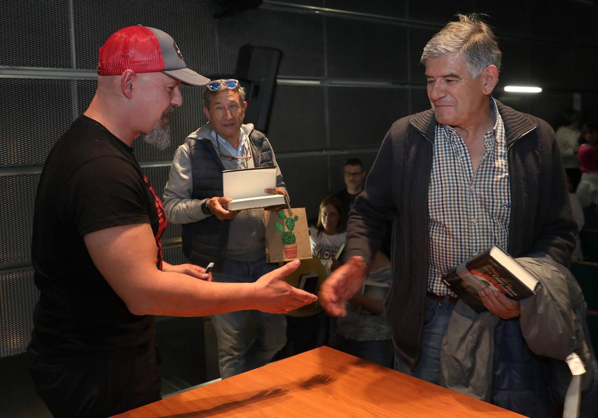 César Pérez Gellida firma ejemplares al término de su conferencia en el Lecrác.