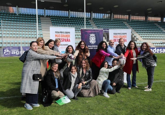 Representantes de las entidades que colaboran en la campaña posan en La Balastera.