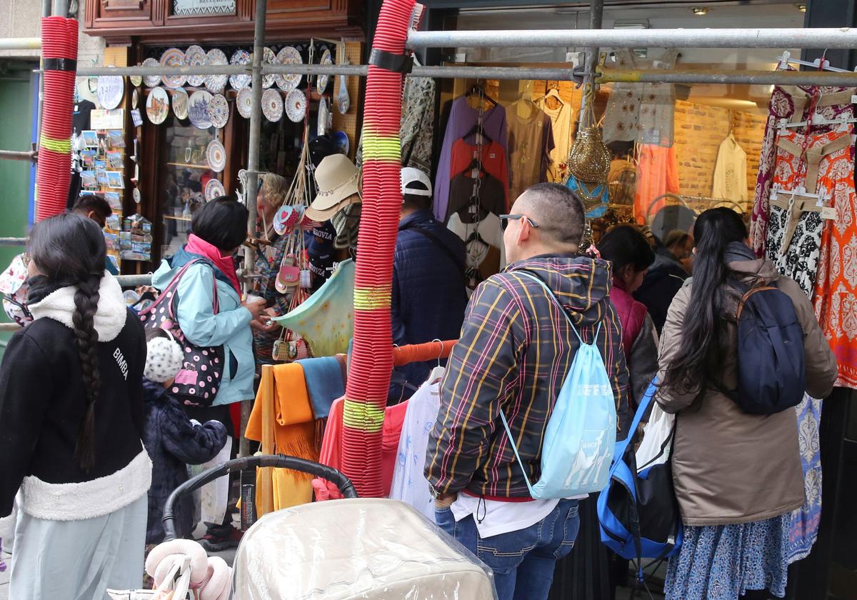 Turistas recorren algunas tiendas de recuerdos en el casco histórico de Segovia.