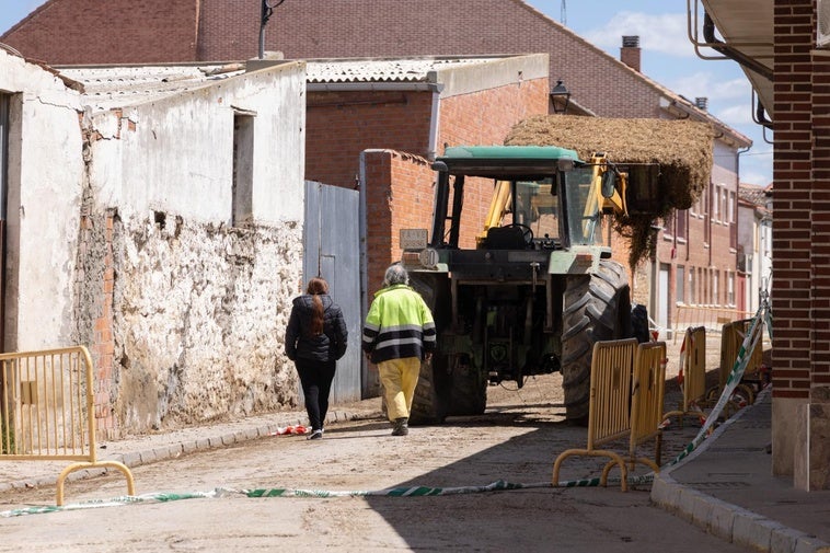 El propietario y su hija frente a la ganadería ovina.