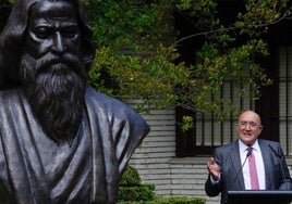 Carnero interviene durante el acto de inauguración de la escultura de Tagore en el Campo Grande.