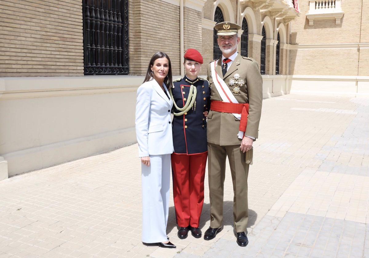 Los Reyes Felipe y Letizia, con su hija, la Princesa Leonor.