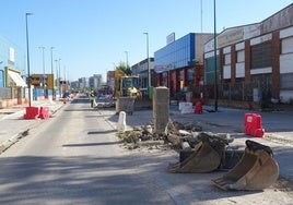 Los operarios retiran los últimos pilotes de las torretas de la luz de las medianas de la avenida de El Norte de Castilla.