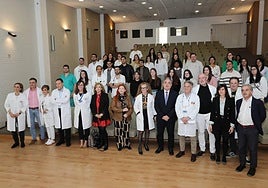 Los nuevos residentes posan con profesionales del Complejo Hospitalario, directivos de la Gerencia y el delegado de la Junta.