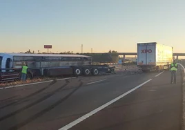 El choque entre dos camiones obliga a cortar el tráfico en la A-62