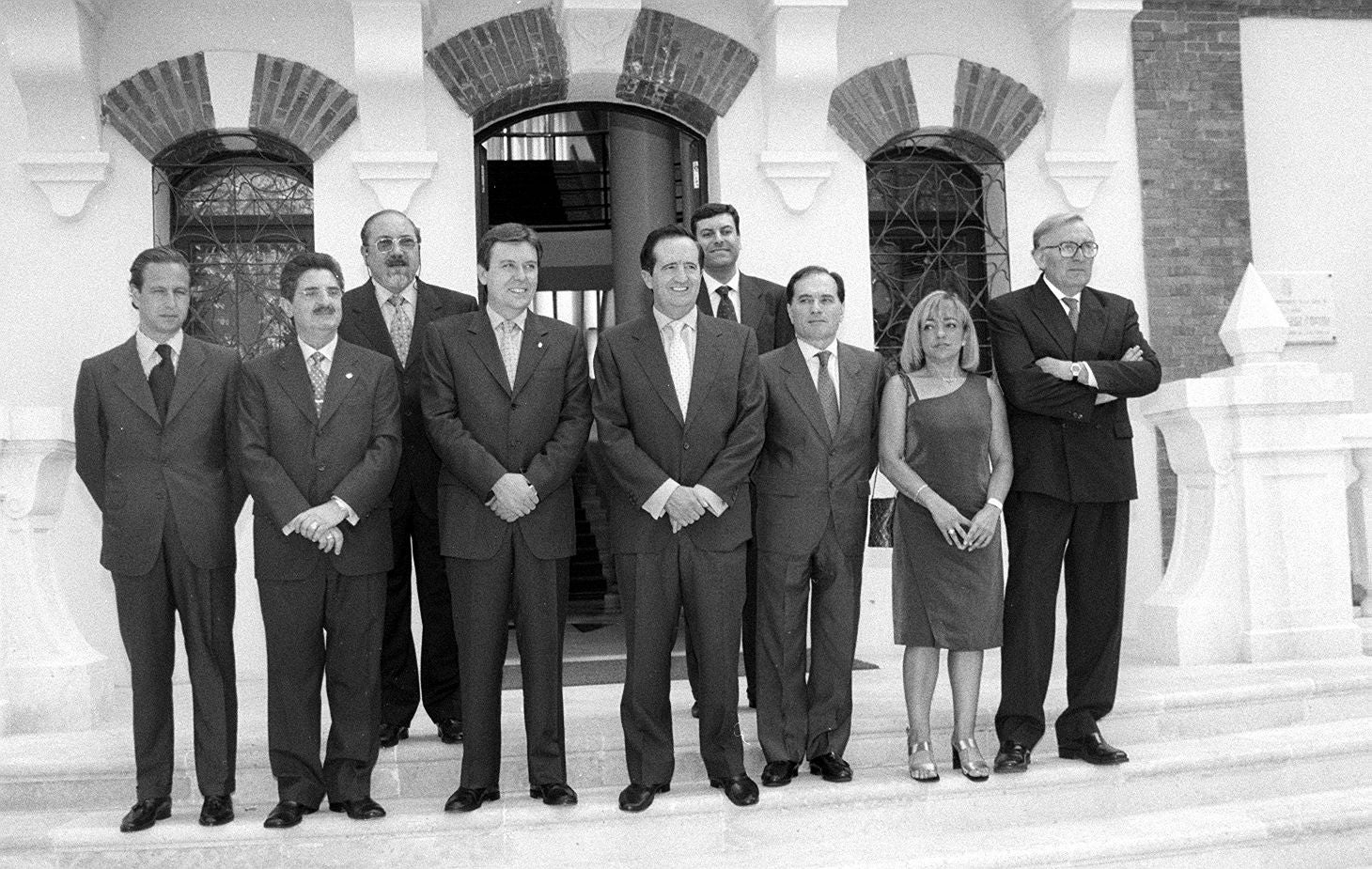 Julio 1999. Juan José Lucas junto a los nuevos consejeros tras la celebración del primer consejo de Gobierno de la Junta de Castilla y León en la sede de la Presidencia.