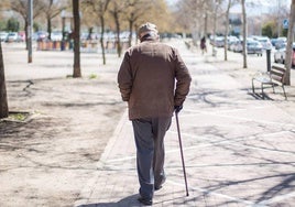 Hombre de edad sobre fondo de madera