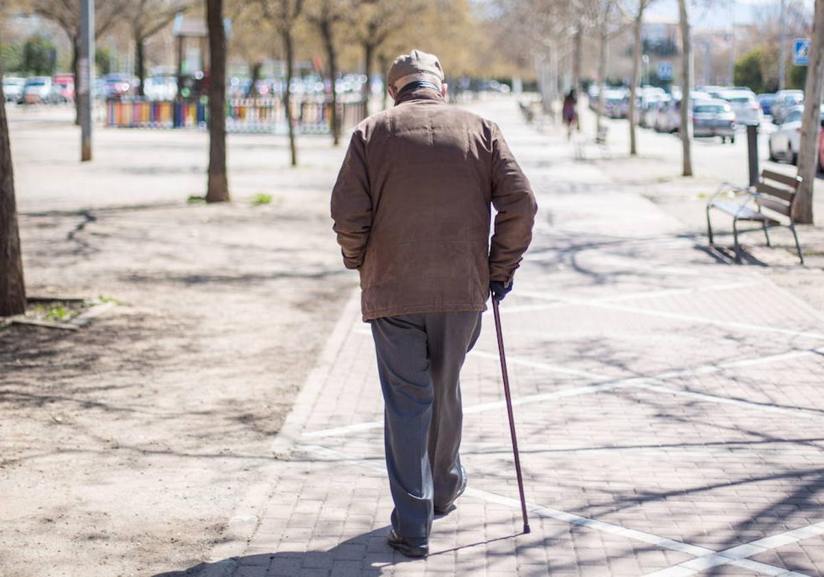 Hombre de edad sobre fondo de madera