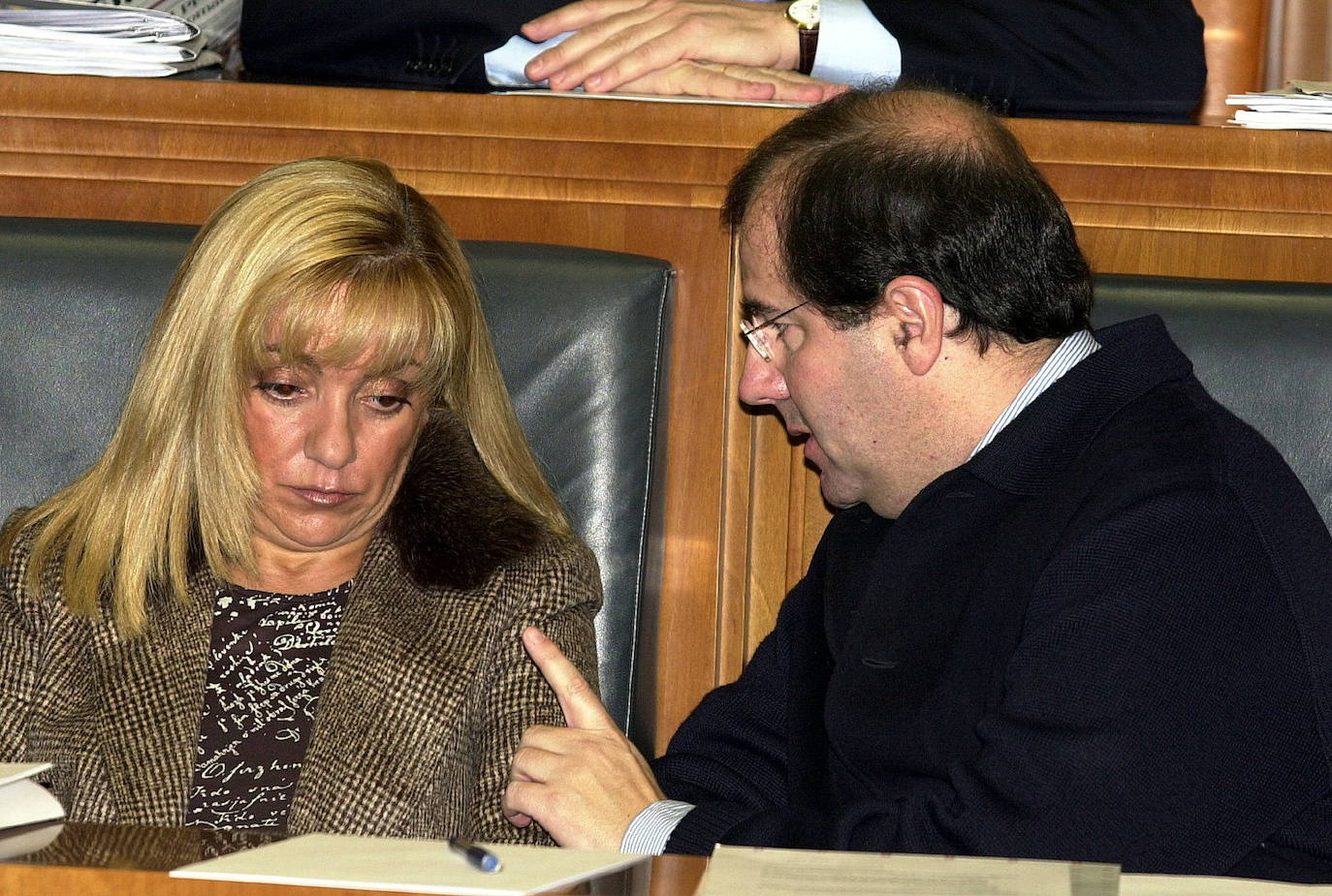 Abril 2001. El presidente de la Junta de Castilla y León, Juan Vicente Herrera, conversa con la consejera de Economía, Isabel Carrasco durante el pleno de las Cortes