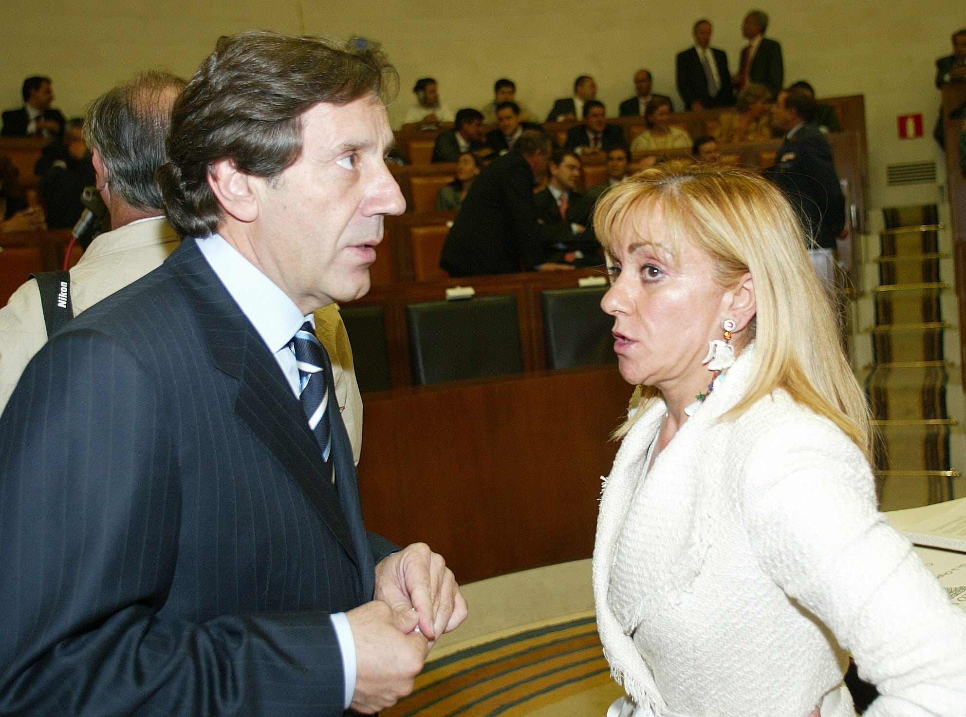 Julio 2003. Ángel Villalba, líder de los socialistas de Castilla y León conversa con Isabel Carrasco durante la toma de posesión de Juan Vicente Herrera como presidente de la Junta.