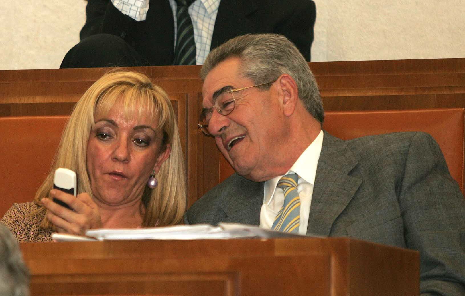 Noviembre 2004. Los procuradores Isabel Carrasco y Francisco Tejerina se entretienen con el móvil en las Cortes durante el debate del Proyecto de Ley de los Presupuestos Generales de la comunidad para 2005.