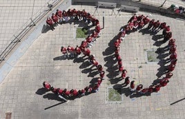 Los alumnos representan un '30' humano.