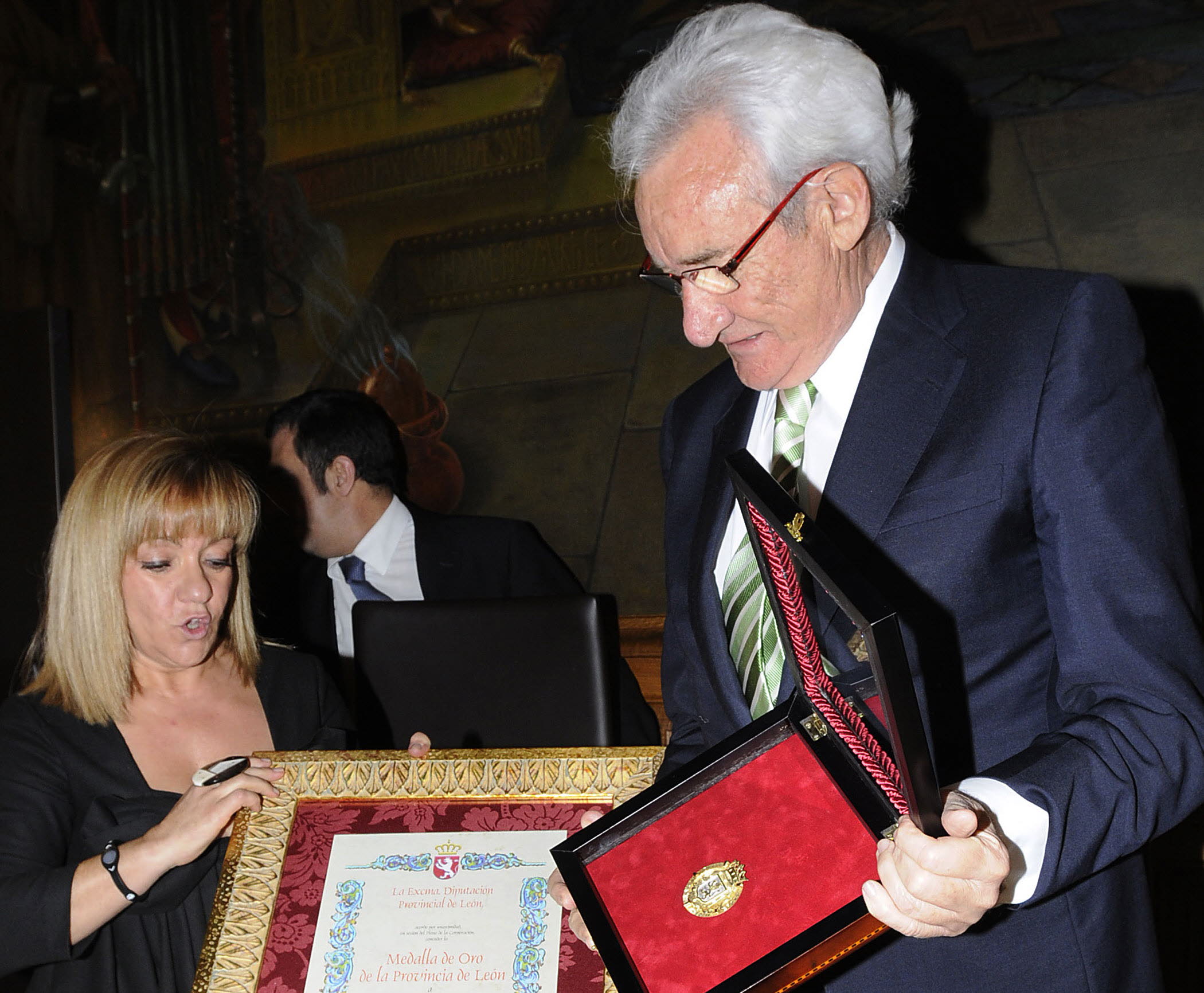 Abril 2010. El periodista Luis del Olmo recibe la Medalla de Oro de la provincia de León de manos de la presidenta de Diputación Isabel Carrasco.