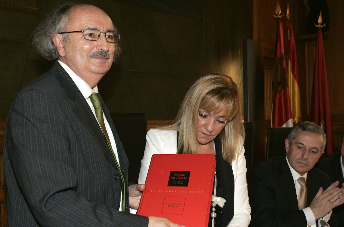 Diciembre 2011. El poeta leonés Antonio Colinas recibe un obsequio de la presidenta de la Diputación de León Isabel Carrasco, tras pronunciar la conferencia magistral del acto institucional con motivo del 33 aniversario de la Constitución.