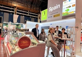 La presidenta de la Diputación, con representantes de las firmas alimentarias, en la feria de Parma.