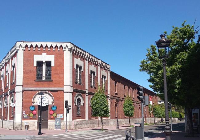 Esquina de las Salesas, donde comienza la calle.