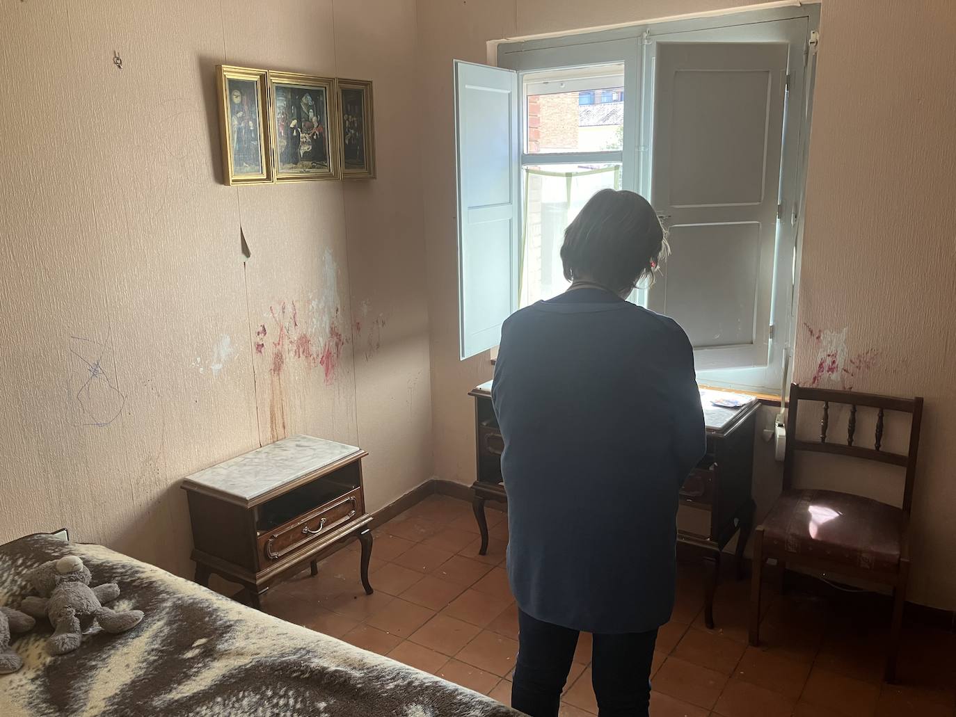 Cristina C. en una de las habitaciones de la vivienda donde vivía con las niñas.