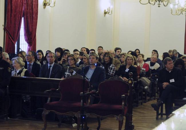 La sala de vistas se llenaba de gente para asistir a cada una de las sesiones del juicio.