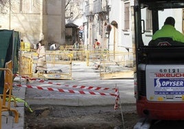 Operarios en las obras del eje Catedral - Alcázar, financiadas con fondos europeos.