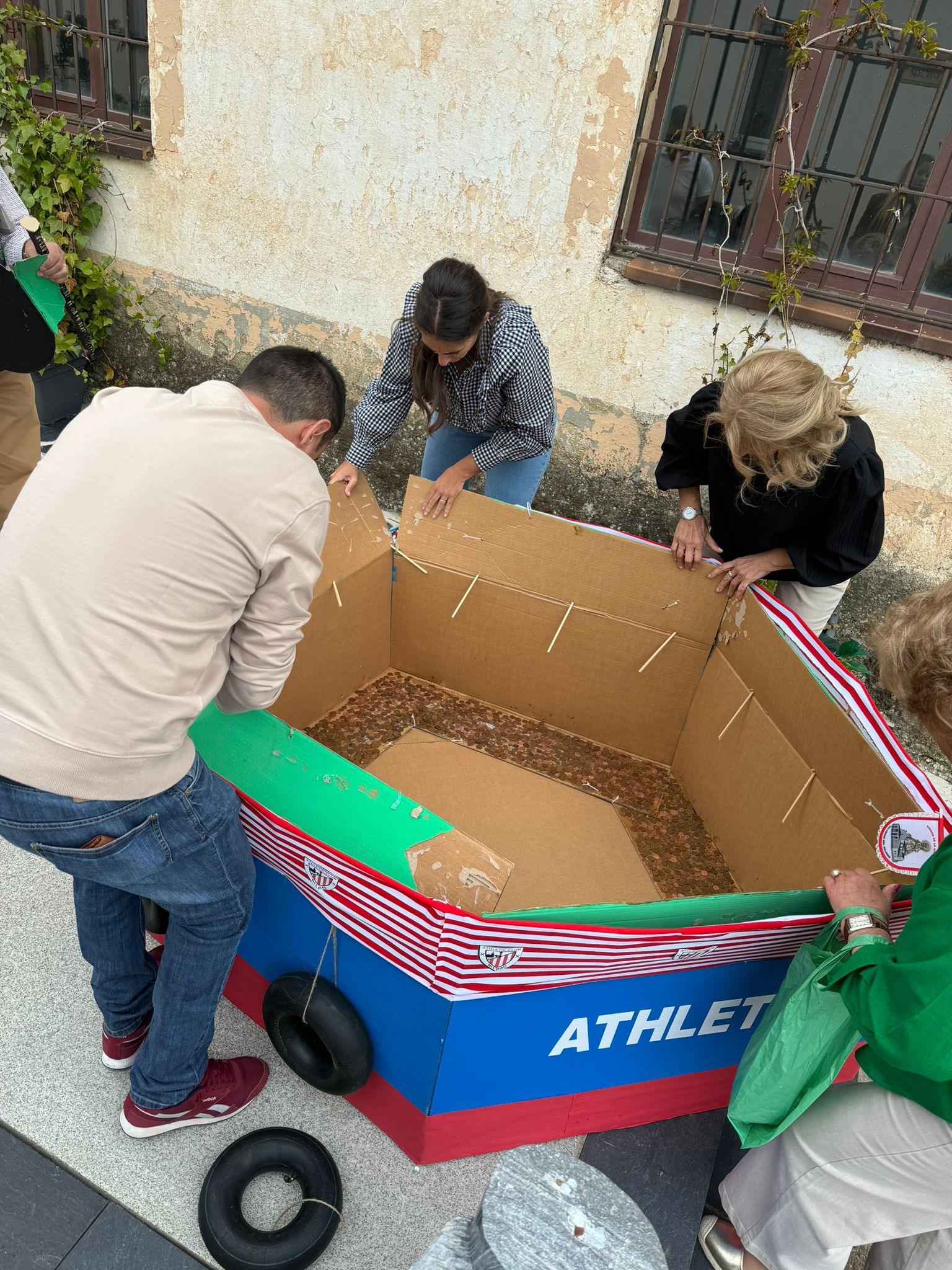 Preparativos de la gabarra de cartón.