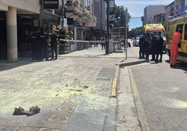 Lugar de los hechos donde se pueden observar las zapatillas del hombre y los restos del extintor.