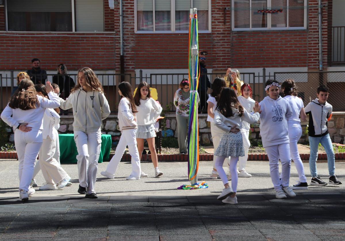 Celebración del 'May Day' en el colegio Santa Clara de Cuéllar.