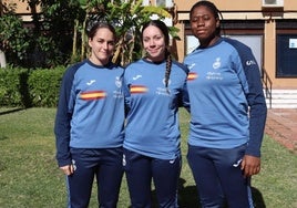 Nerea, en el centro, junto a Belén Rodríguez y Kelly Fonkeng en una concentración con las Guerreras Juveniles.