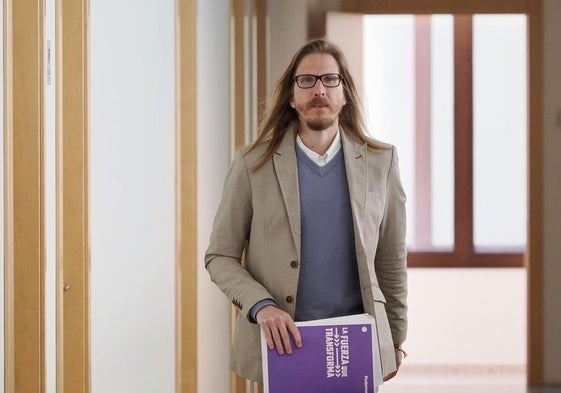 Pablo Fernández, de camino a la rueda de prensa que ha ofrecido en las Cortes.