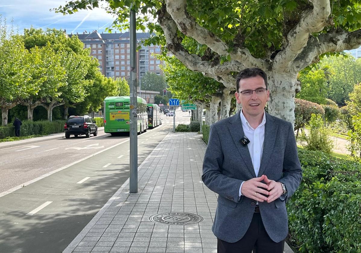 El portavoz del PSOE en el Ayuntamiento de Valladolid, Pedro Herrero, en el puente de Poniente.