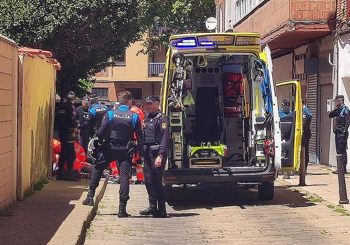 Policía y sanitarios, este miércoles en el lugar de los hechos.