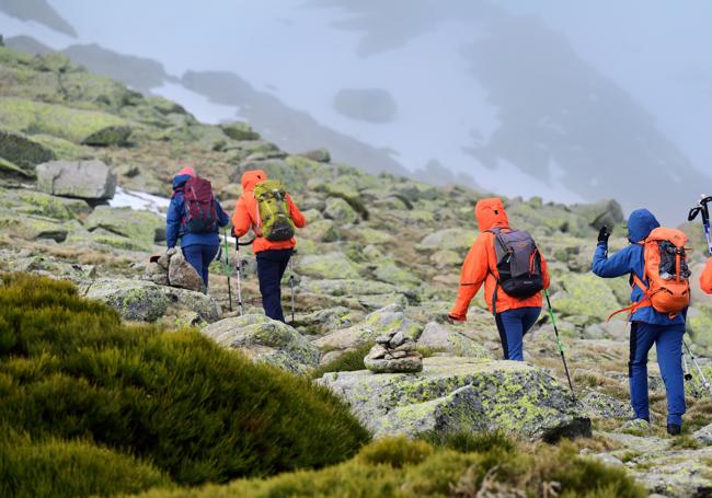 El equipo en plena ruta por Gredos.