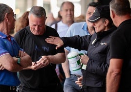 Miembros de la Policía Nacional en el Día de la Cuestación de la Asociación Española contra el Cáncer.