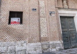 Iglesia de Las Brígidas, con el cartel de en venta.